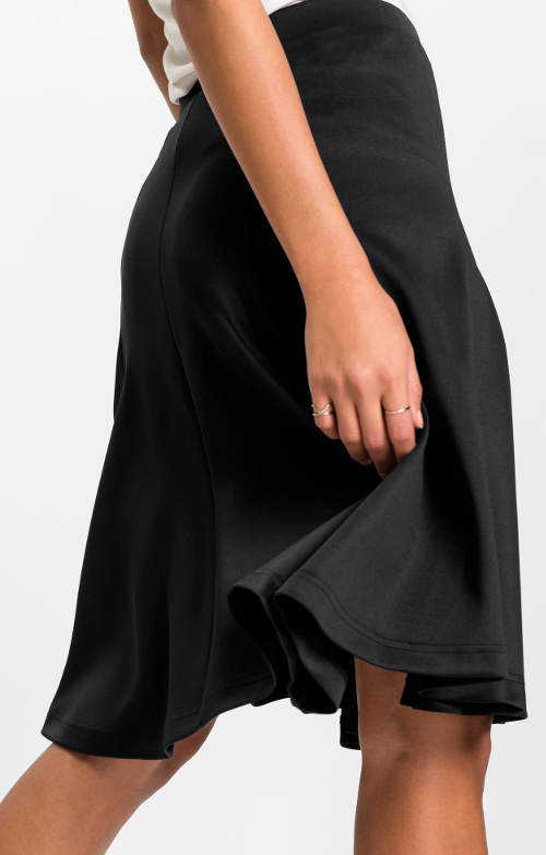 Vzdušná černá jednobarevná sukně
