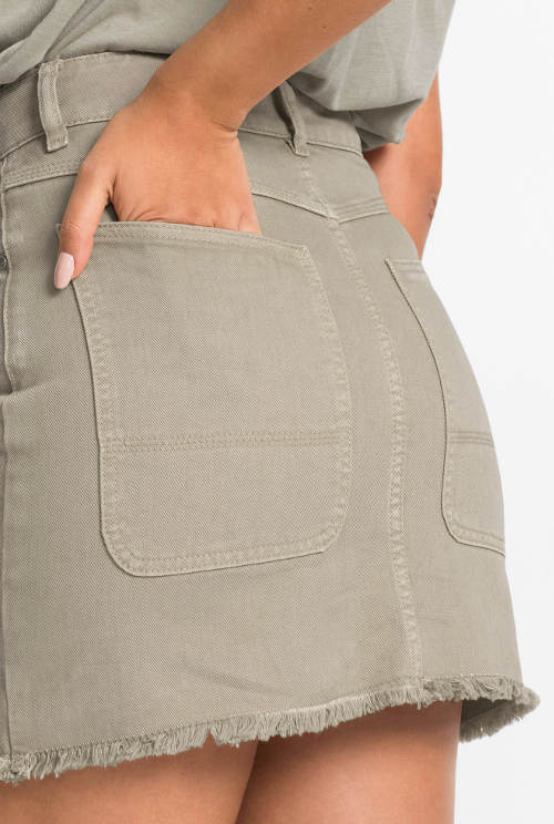 Krátká džínová sukně s velkými kapsami