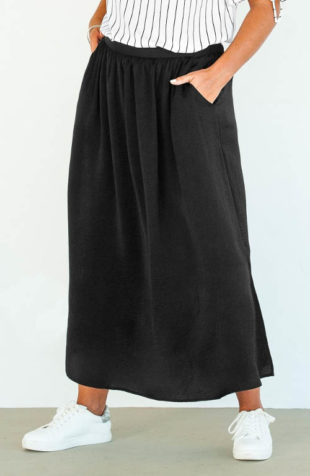 Pohodlná černá maxi sukně pro plnoštíhlé