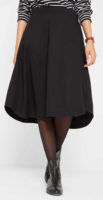 Široká černá sukně délkou pod kolena