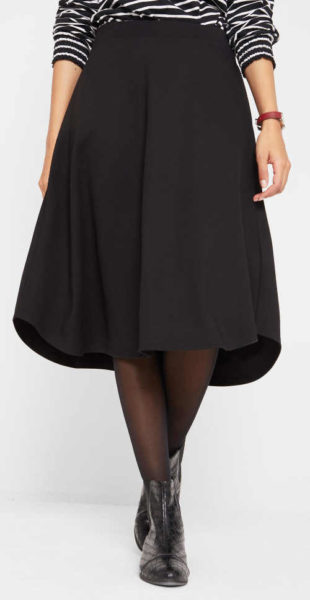 Široká černá sukně délkou pod kolena