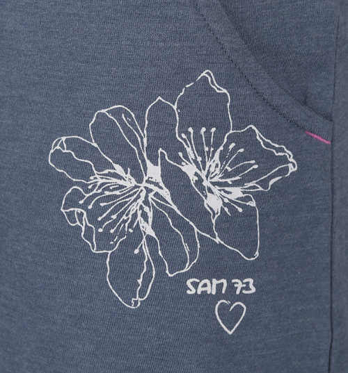 Květy a logo SAM 73 na sukni