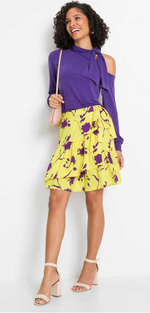 květovaná krátká sukně v působivé barevné kombinaci
