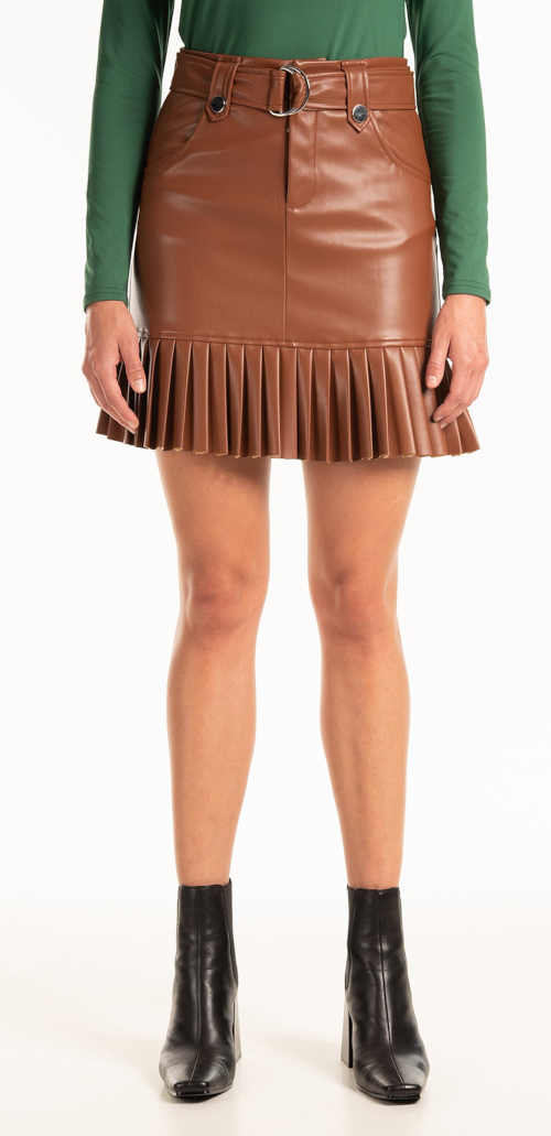 Moderní krátká sukně v imitaci kůže se skládaným lemem
