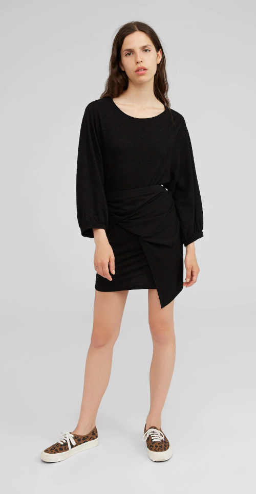 černá asymetrická sukně nad kolena