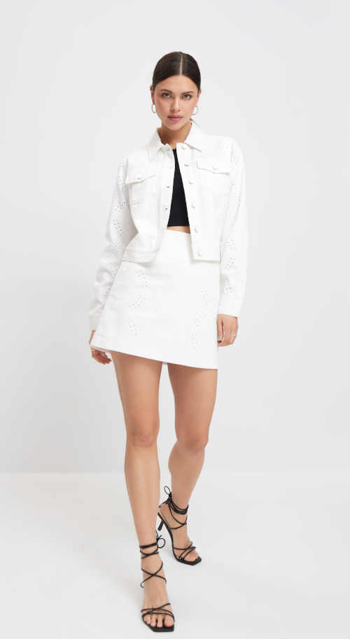 Bílá bavlněná sukně v krátké délce v nadčasovém střihu