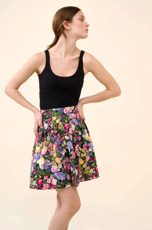 Květovaná skládaná sukně v moderním áčkovém střihu