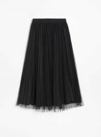 Skládaná černá tylová sukně v moderní midi délce