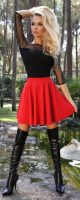 Krátká červená sukně áčkového střihu