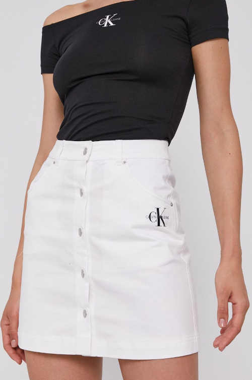 Denimová sukně Calvin Klein v krátké délce se zapínáním vpředu