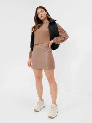 Jednobarevná béžová nadčasová koženková mini sukně