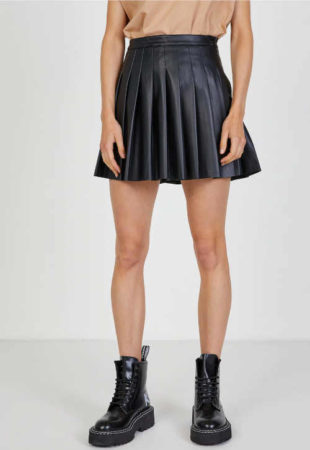 Černá skládaná koženková sukně v krátké sexy délce