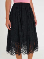Jednobarevná černá krajková sukně ve stylové midi délce