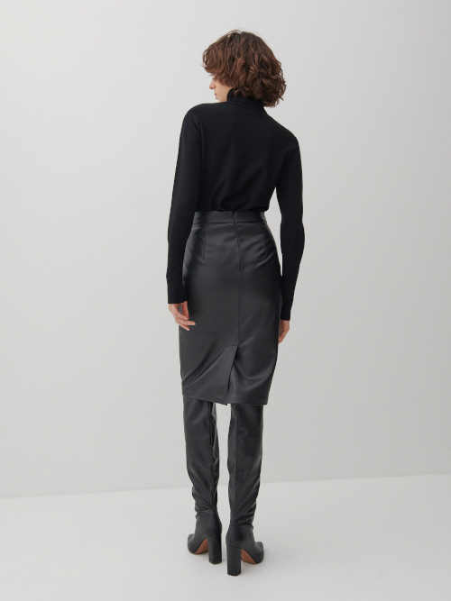 koženková černá sukně pod kolena