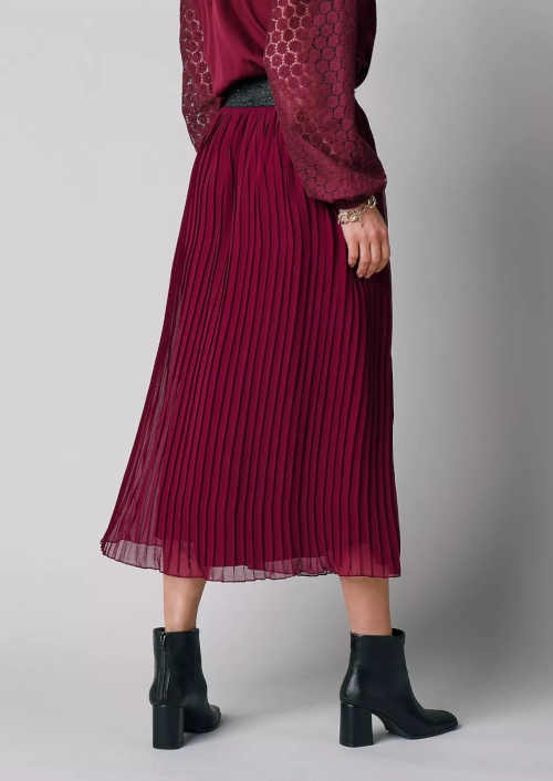 moderní jednobarevná plisovaná sukně