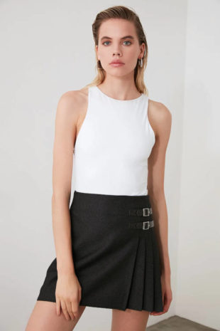 Černá mini sukně se skládaným detailem a ozdobnými přezkami
