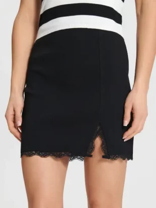 Černá mini sukně z žebrovaného úpletu a krajky